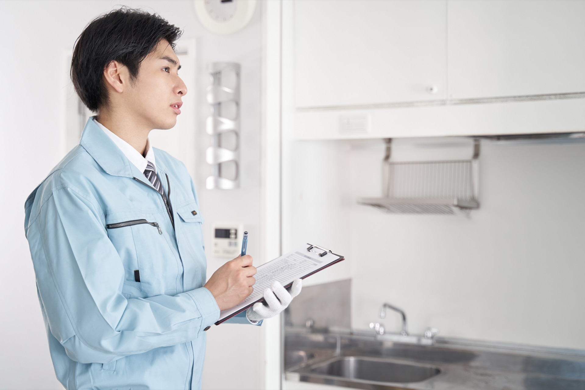 住まいの設備を点検する作業員